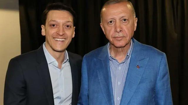 Alman basınından ilginç iddia! Futbolu bırakan Mesut Özil'in spor bakanı olabileceğini yazdılar...