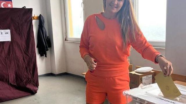 Pınar Altuğ'un sandık pozuna Memleketi ne zaman terk ediyorsunuz? yorumu gelince...