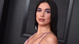 Dua Lipa göğüs dekoltesiyle yine büyüledi
