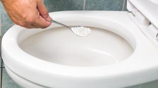 Sararmış tuvalet taşlarını 5 dakikada bembeyaz yapıyor! Kireç tutmuş tuvalet temizliği için...