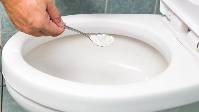 Sararmış tuvalet taşlarını 5 dakikada bembeyaz yapıyor! Kireç tutmuş tuvalet temizliği için...