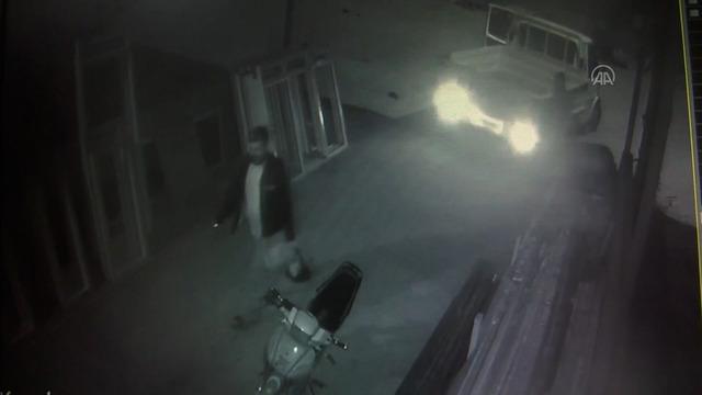 Mangal yapmak için aldıkları iki kilo pirzola bir anda kaybolunca şoke oldular! Görüntüleri izleyince anladılar