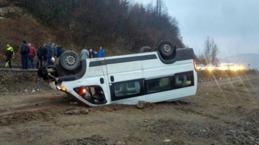 Madencileri taşıyan minib&uuml;s şarampole yuvarlandı: yaralılar var