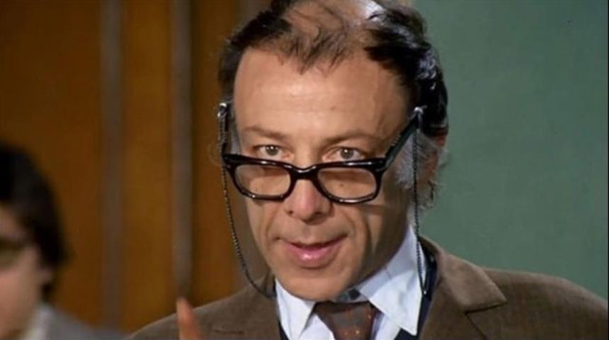 M&uuml;nir &Ouml;zkul yaşamını yitirdi! Hepimizin Mahmut Hocası M&uuml;nir &Ouml;zkul kimdir?