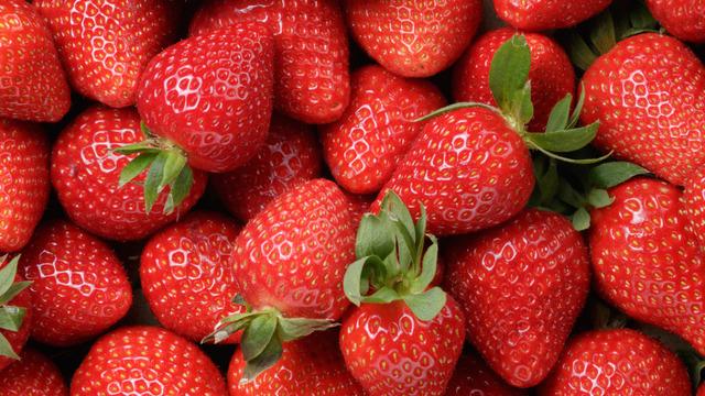 Çileklerin ilk günkü tazeliğini korumasını sağlayan saklama yöntemi! Tüm hafta boyunca bozulmuyor