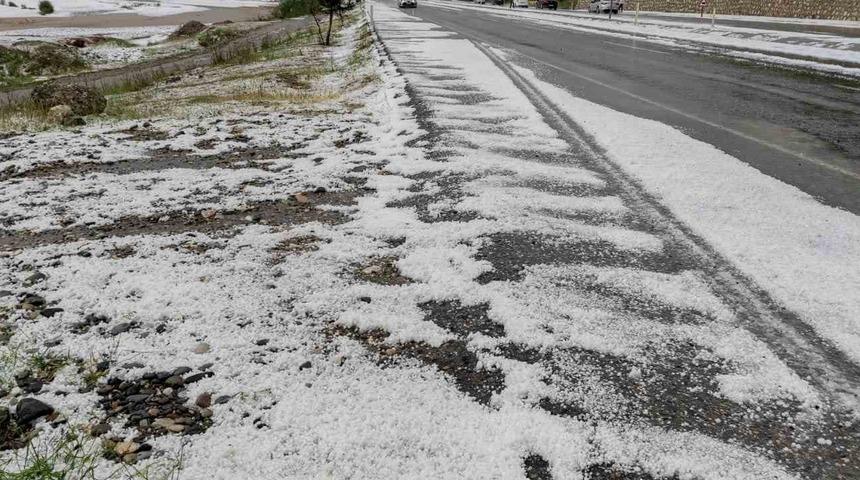 Batman’da dolu yağışı trafiği olumsuz etkiledi