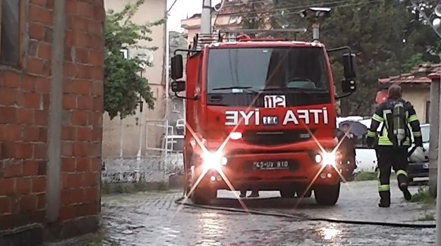Tavşanlı’da yıldırım düşen evin çatısında yangın çıktı