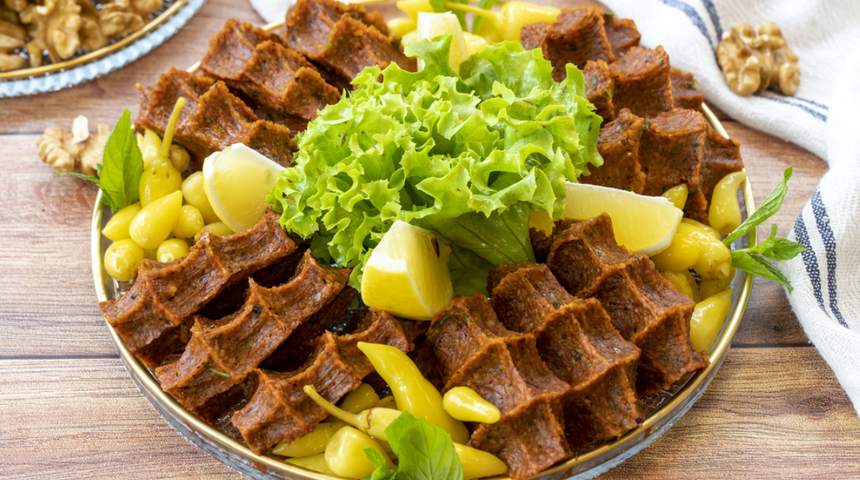 Lezzet şöleni yaratan etli çiğ köfte tarifi! Evde etli çiğ köfte nasıl yapılır?