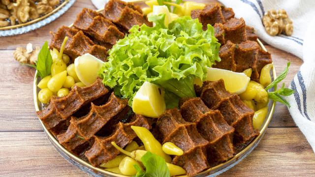 Lezzet şöleni yaratan etli çiğ köfte tarifi! Evde etli çiğ köfte nasıl yapılır?