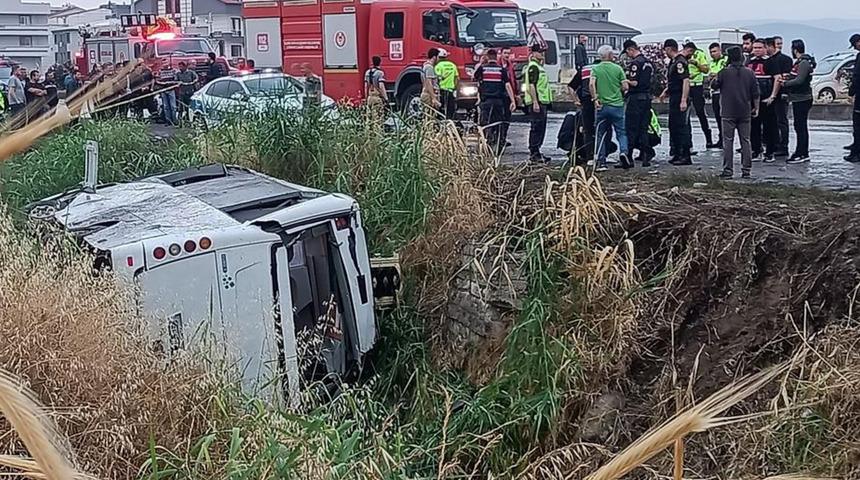 Cezaevi nakil aracı şarampole devrildi! 5 askerin durumu ağır
