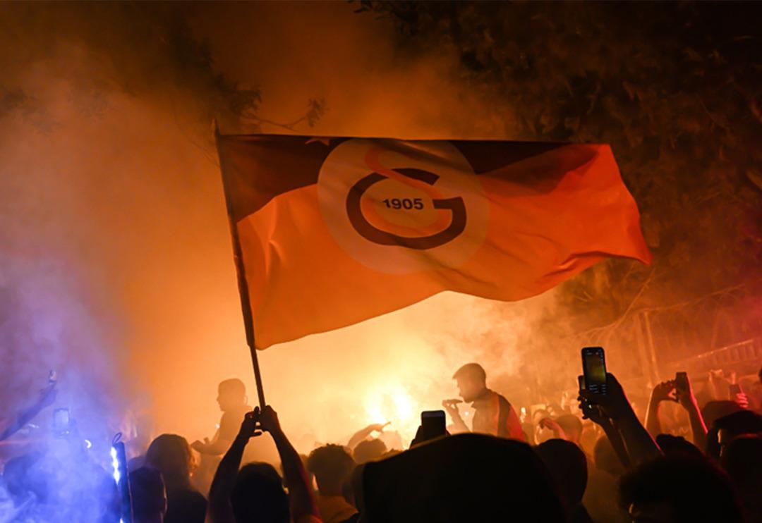 Binlerce taraftar tesislere akın etti, Florya bayram yerine d&ouml;nd&uuml;! Mauro Icardi davulu eline aldı ve...