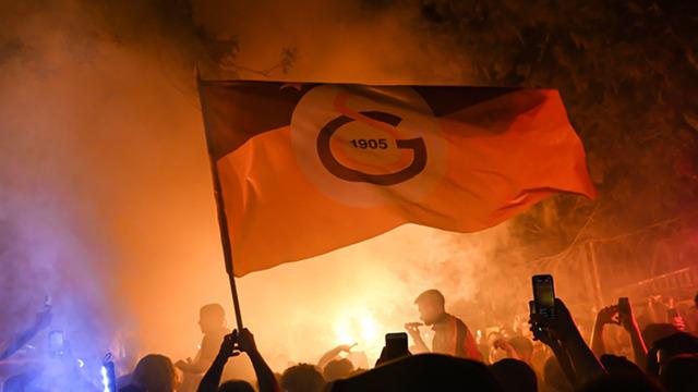 Binlerce taraftar tesislere akın etti, Florya bayram yerine döndü! Mauro Icardi davulu eline aldı ve...