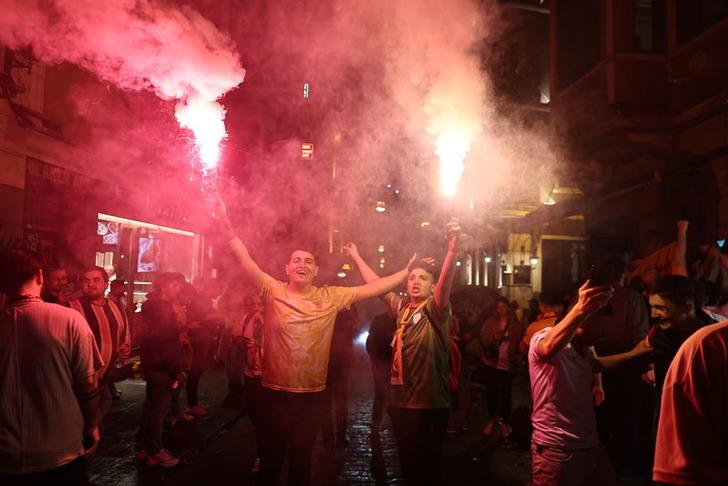 Binlerce taraftar tesislere akın etti, Florya bayram yerine döndü! Mauro Icardi davulu eline aldı ve... G4