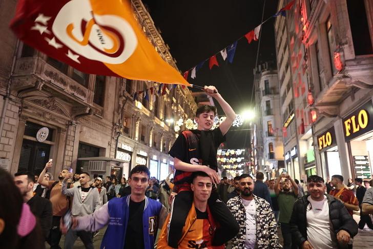 Binlerce taraftar tesislere akın etti, Florya bayram yerine döndü! Mauro Icardi davulu eline aldı ve... G5