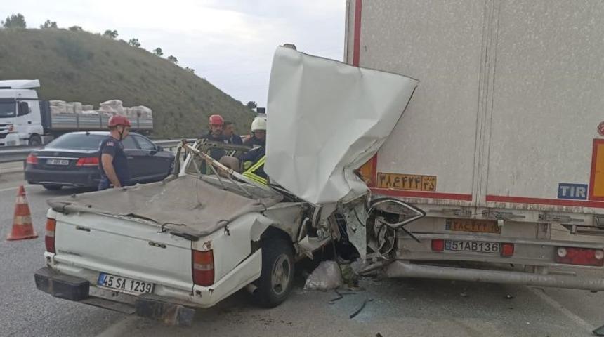 Manisa'da tıra çarpan pikaptaki kadın öldü