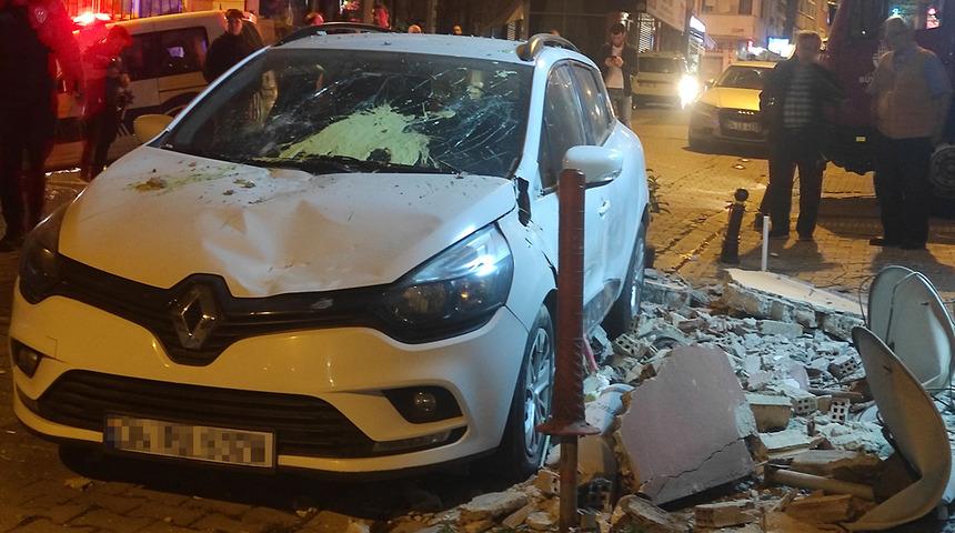  Kağıthane'de çöken balkondan kopan beton parçaları otomobilin üzerine düştü