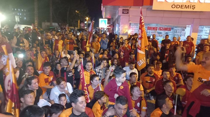 Ödemiş'te Galatasaraylı taraftarlar şampiyonluğu kutladı