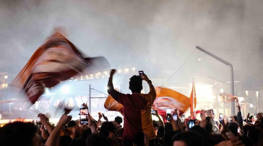 Galatasaray’ın şampiyonluğu Taksim’de coşkuyla kutlandı