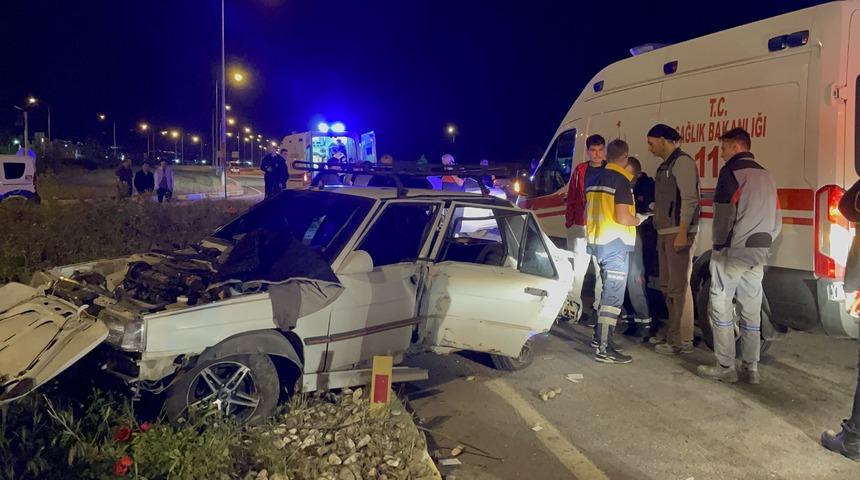 Erzincan'da iki otomobilin çarpışması sonucu 7 kişi yaralandı