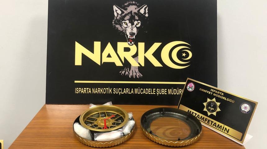 Isparta'da duvar saatinde uyarıcı madde ele geçirildi