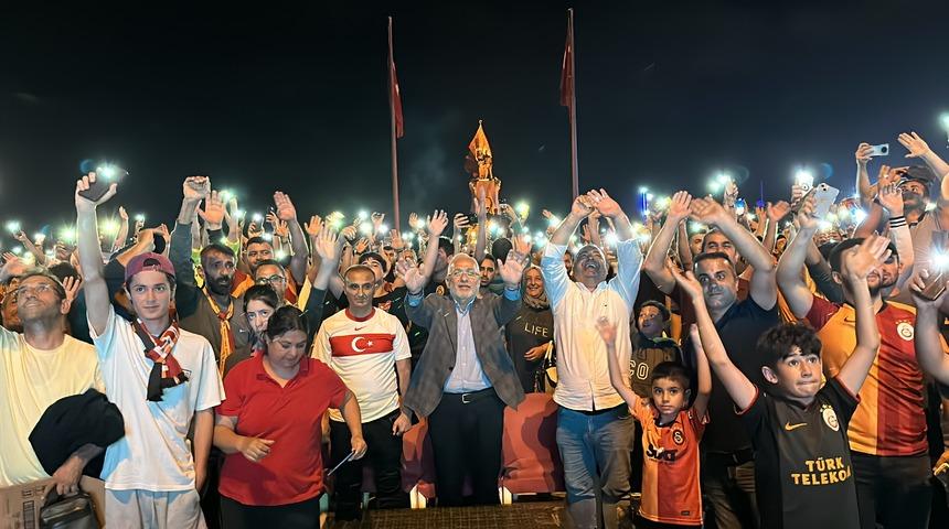 Galatasaray’ın şampiyonluğu deprem bölgesi İskenderun’da kutlanıyor