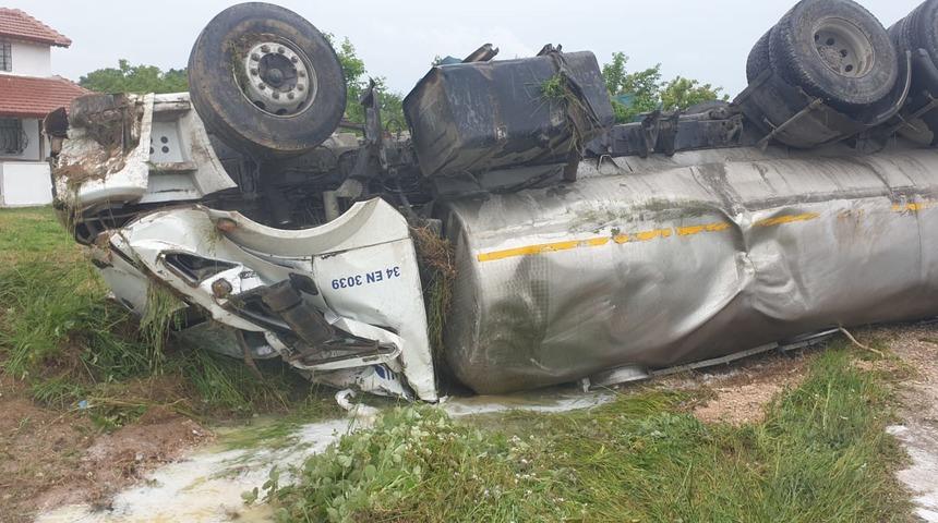 Kırklareli'nde otomobille çarpışan tankerin sürücüsü yaralandı