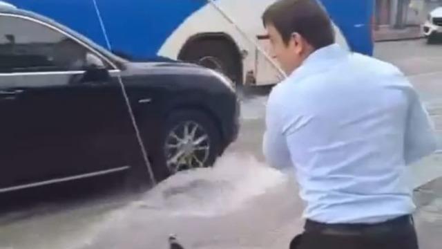 Selin vurduğu Ankara'da ilginç görüntüler! Caddede oluşan sulara olta attı