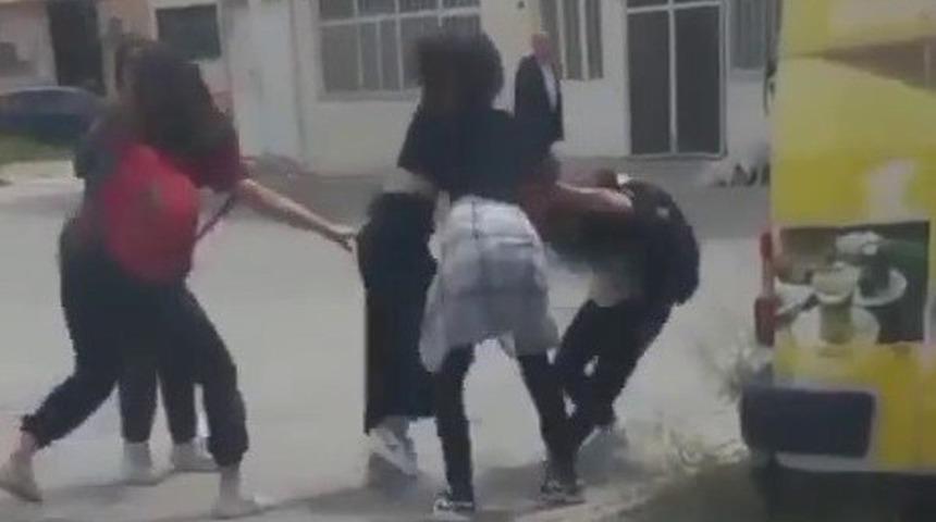 Kız öğrencilerin saç saça baş başa kavgası... Birbirlerine girdiler! Gülüşler ve küfürlerle kaydettiler