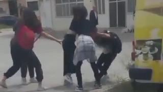 Kız öğrencilerin saç saça baş başa kavgası... Birbirlerine girdiler! Gülüşler ve küfürlerle kaydettiler