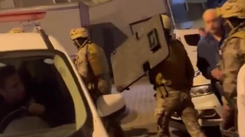 İstanbul’da satırlı koca dehşeti! Eşini ve 2 çocuğunu rehin aldı... Olay yerine özel harekat polisi de sevk edildi