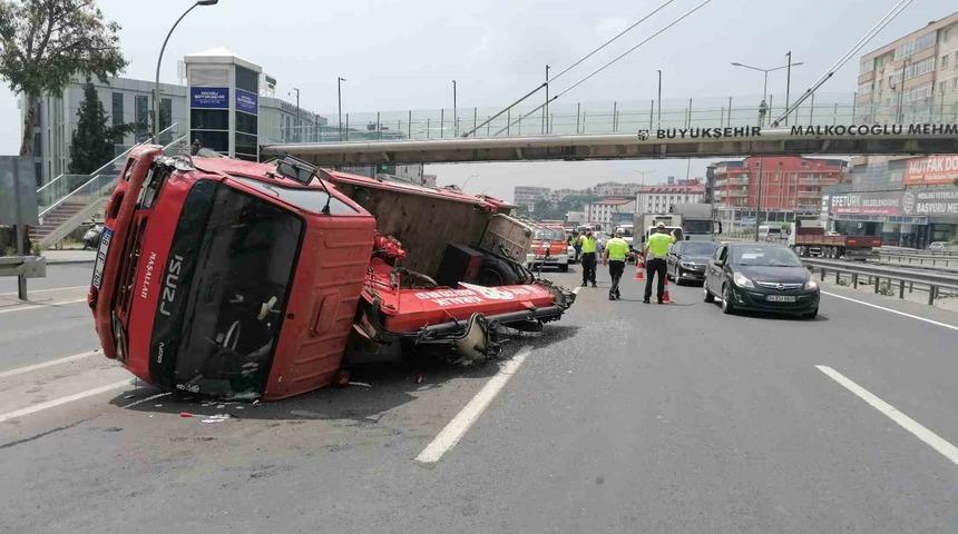 D-100’de arıza yapan otomobile vinç çarptı