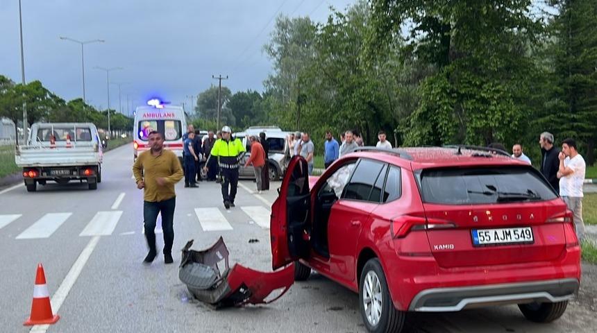 Samsun'da otomobil hafif ticari araca çarptı 2 kişi yaralandı