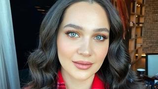 Gülsim Ali göğüs dekolteli poz verdi! Beğeni yağdı