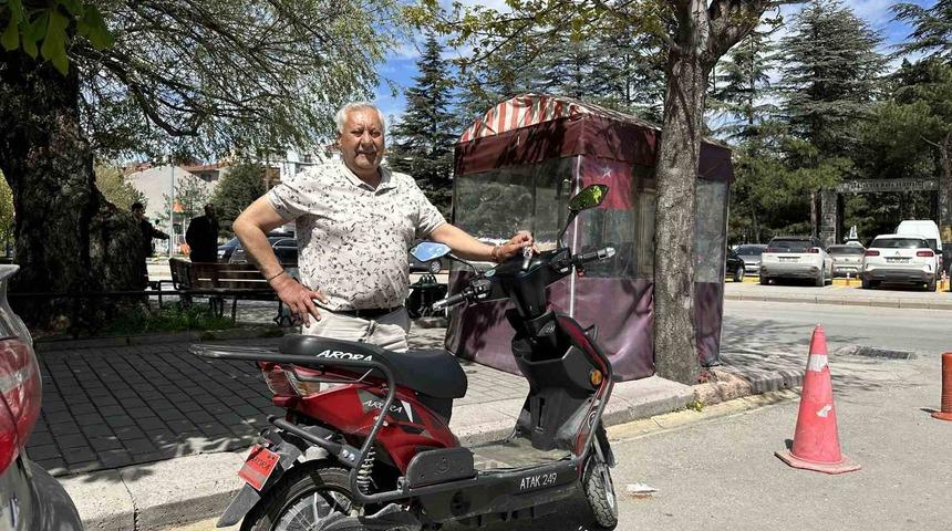 Çalınan motosikletinin ardından gözyaşı döken engelli simitçiye Vali Erol Ayyıldız’dan yardım geldi