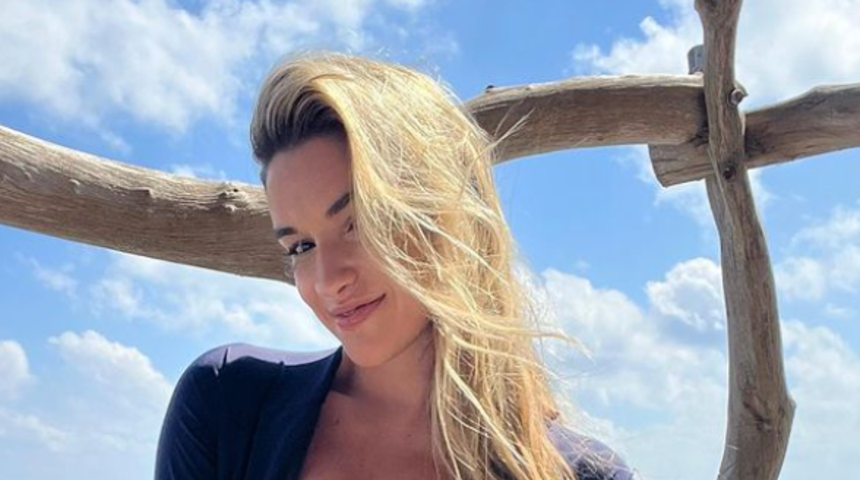 “Dünyanın en seksi voleybolcusu” olarak tanınıyor! Kayla Simmons 1 milyon takipçisini yarı çıplak pozuyla kutladı