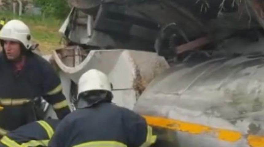 Kırklareli’de otomobil ile tanker çapıştı: Tanker sürücüsünü sıkıştığı yerden itfaiye ekipleri kurtardı