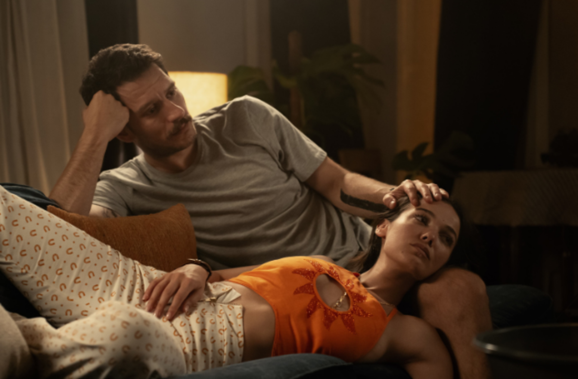 Başrollerini Pınar Deniz ve Uraz Kaygılaroğlu’nun paylaştığı Aktris dizisi seyirciyle buluştu