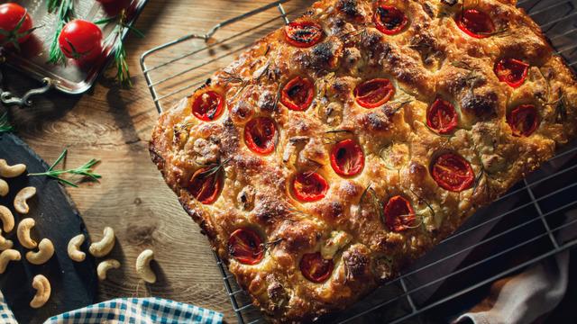 Leziz İtalyan ekmeği Focaccia tarifi! Focaccia nasıl yapılır?