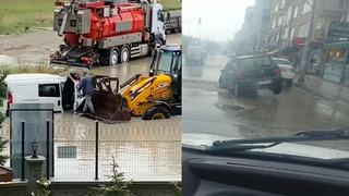 Şiddetli yağış Ankara'yı esir aldı! Mahsur kalanlar iş makineleriyle kurtarıldı