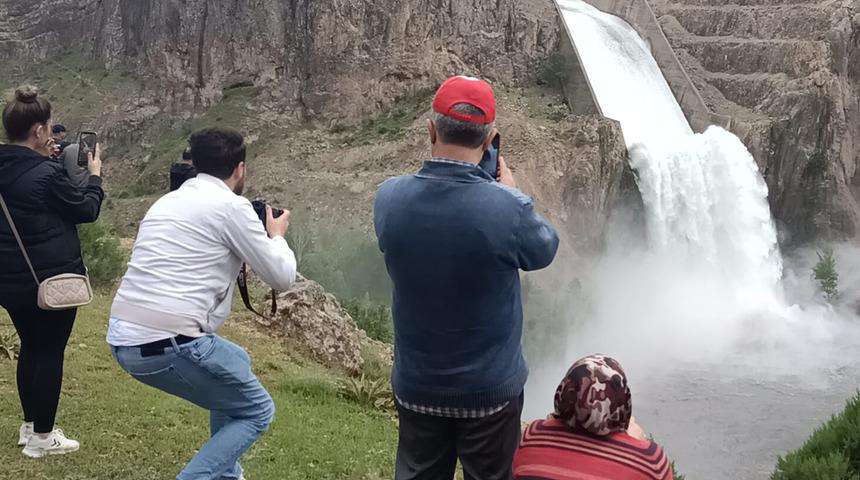 Barajdaki doluluk oranı yüzde 100'e ulaştı, önlem amaçlı kapaklar açıldı!