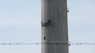 Kırklareli'nde halatı kopan asma iskelede mahsur kalan 2 işçi, iş makinesiyle kurtarıldı