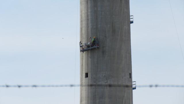 Kırklareli'nde halatı kopan asma iskelede mahsur kalan 2 işçi, iş makinesiyle kurtarıldı