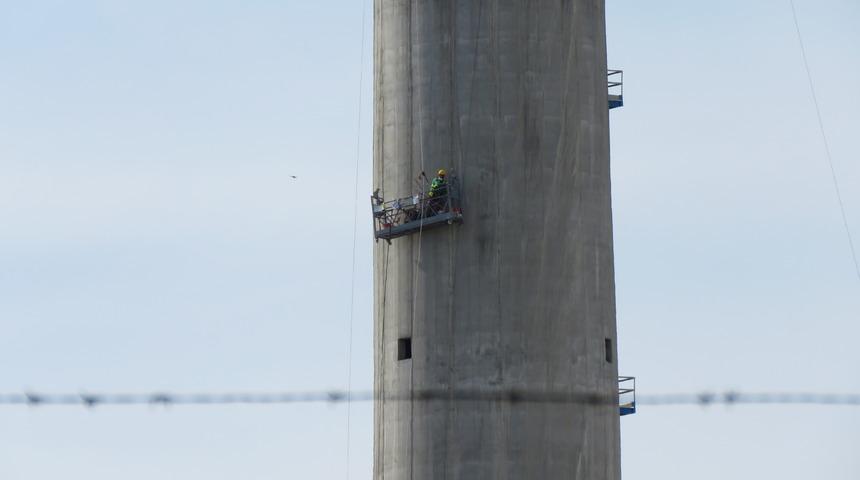 Kırklareli'nde halatı kopan asma iskelede mahsur kalan 2 işçi, iş makinesiyle kurtarıldı