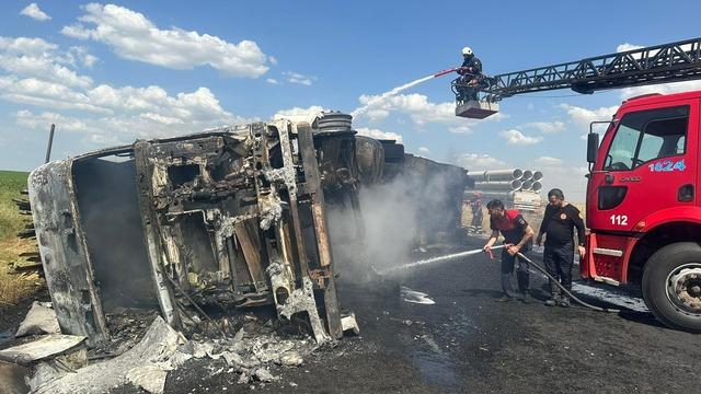 Şanlıurfa'da devrilen kereste yüklü tır yandı