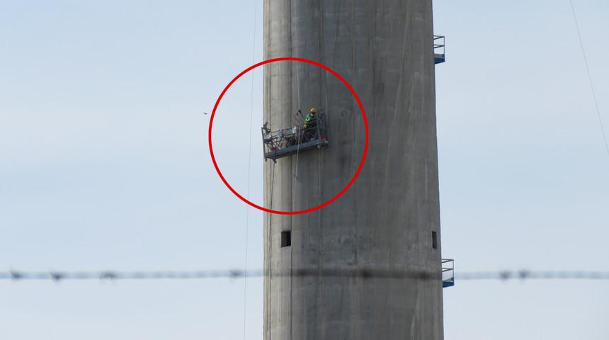 Korku dolu anlar! Halat koptu, 80 metre yükseklikte mahsur kaldılar