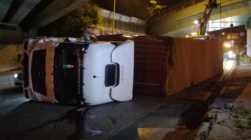 Bakırköy’de üst geçide çarpan tır devrildi