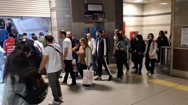 uskudar-cekmekoy-metro-hattinda-teknik-ariza-nedeniyle-seferler-yapilamiyor_3748_dhaphoto3