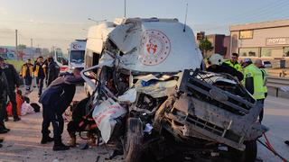 Bursa'da feci kaza! Sporcuları taşıyan minibüs, hafriyat kamyonuna çarptı: Ölü ve yaralılar var