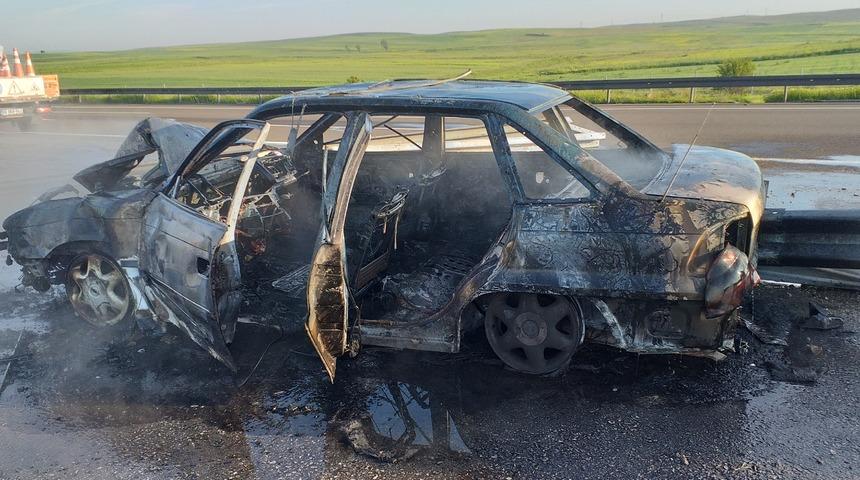 Bolu'da bariyere çarparak yanan otomobildeki 3 kişi yaralandı