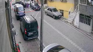 Sokakta dehşet ve panik anları! '3 kişinin üstüne sürüp altına aldı' Araçtan inince şok yaşadılar sonra da kayıplara karıştılar